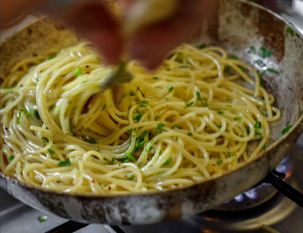 stirring aglio e olio for emulsification